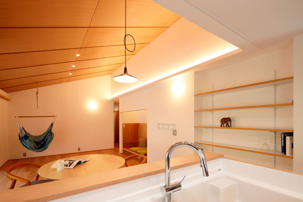 内観｜柔らかな日が差す家