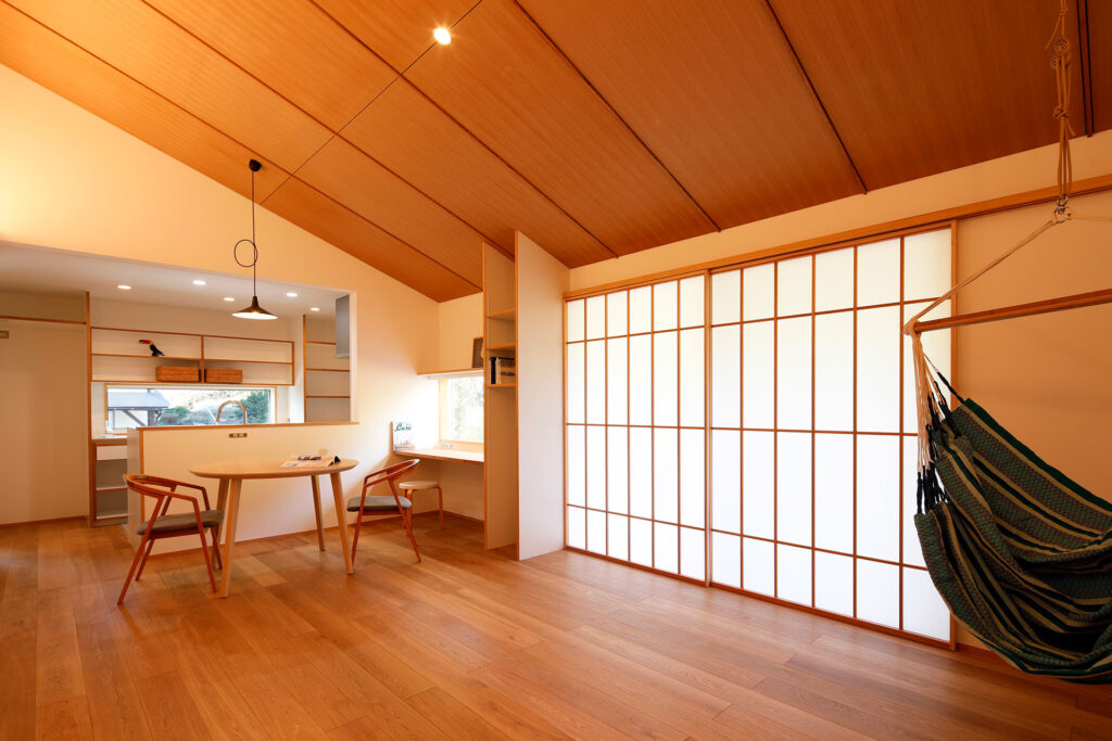 内観｜柔らかな日が差す家