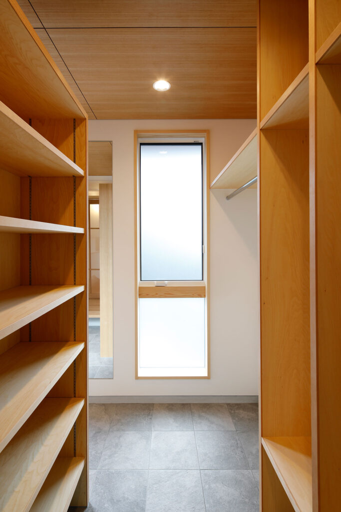 内観｜柔らかな日が差す家