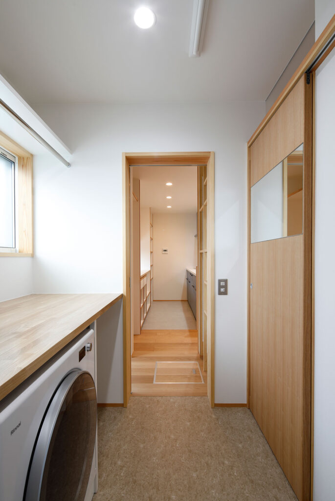 内観｜柔らかな日が差す家