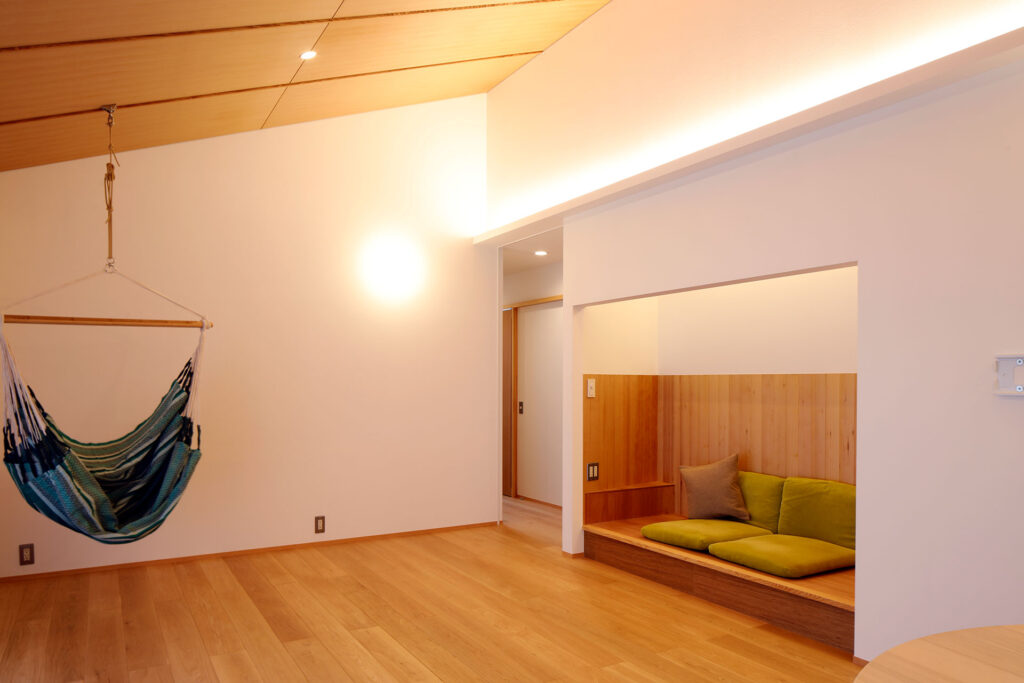 内観｜柔らかな日が差す家