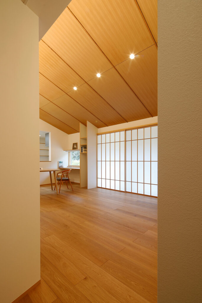 内観｜柔らかな日が差す家