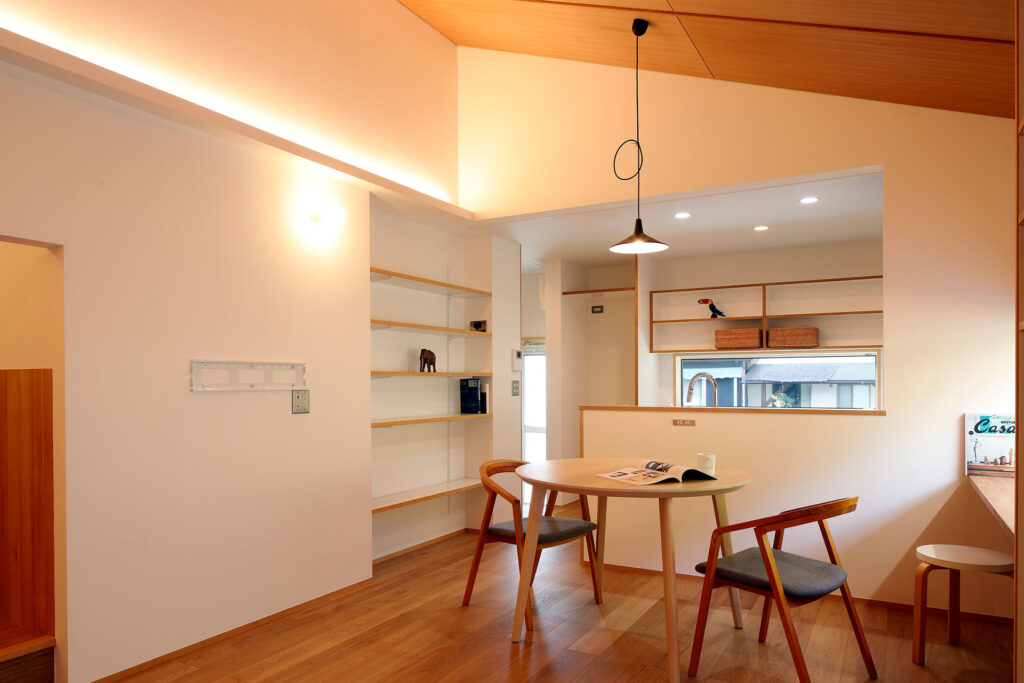 内観｜柔らかな日が差す家