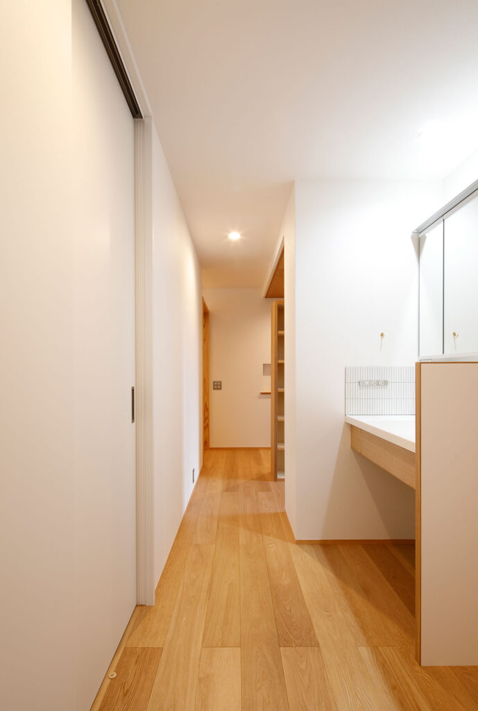 内観｜柔らかな日が差す家