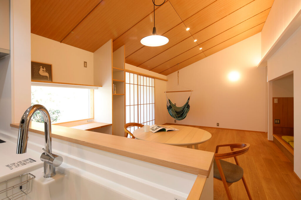 内観｜柔らかな日が差す家