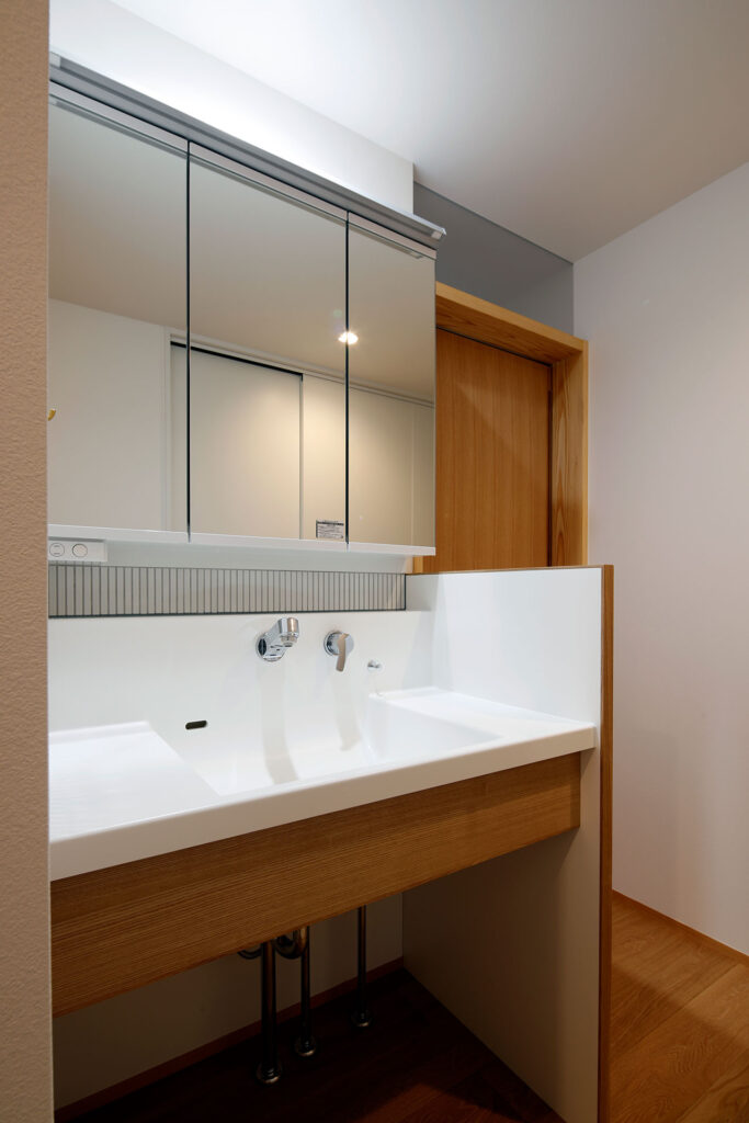 内観｜柔らかな日が差す家